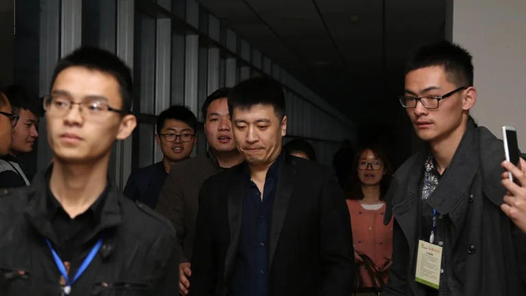 张雪峰：人生路上的“收费站”，还是焦虑经济的操盘手？